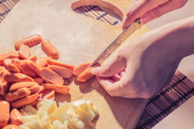 Sosis ve sebze kadın el vintage sesi hazırlama.