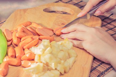 Sosis ve sebze kadın el vintage sesi hazırlama.