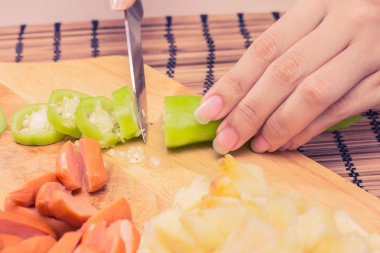 Sosis ve sebze kadın el vintage sesi hazırlama.