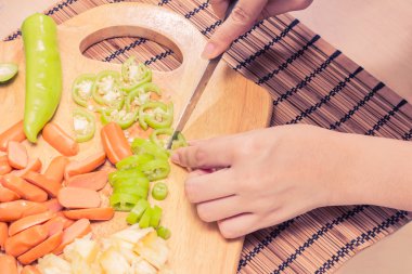 Sosis ve sebze kadın el vintage sesi hazırlama.