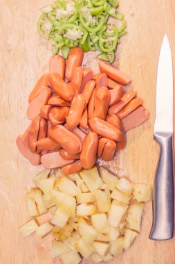 stir fry, haşlanmış sebze ve sucuk hazırlama