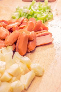 stir fry, haşlanmış sebze ve sucuk hazırlama