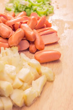 stir fry, haşlanmış sebze ve sucuk hazırlama