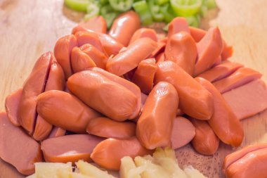 stir fry, haşlanmış sebze ve sucuk hazırlama