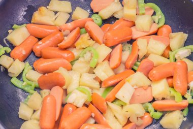 stir fry, haşlanmış sebze ve sucuk hazırlama