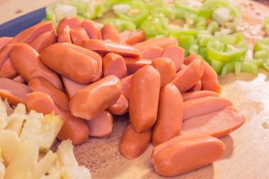 stir fry, haşlanmış sebze ve sucuk hazırlama