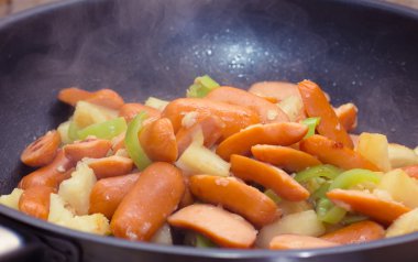 stir fry, haşlanmış sebze ve sucuk hazırlama