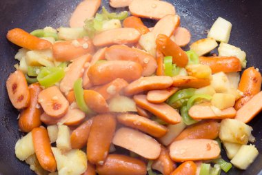 stir fry, haşlanmış sebze ve sucuk hazırlama