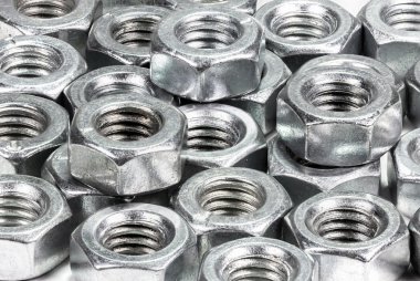 Closeup metal vida (cıvata) ve beyaz zemin üzerine fındık.