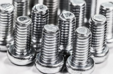 Closeup metal vida (cıvata) ve beyaz zemin üzerine fındık.