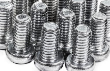 Closeup metal vida (cıvata) ve beyaz zemin üzerine fındık.