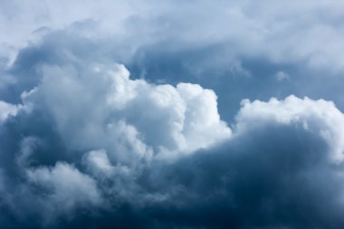 Fırtınalı bulutlu dramatik gökyüzü