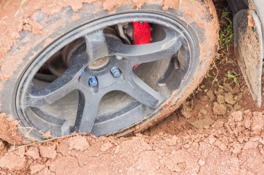 çamur içinde sıkışmış araba