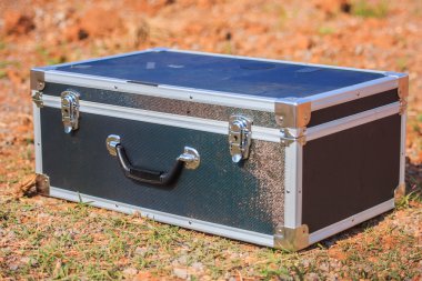 bavul bir toprak yolda yaptı