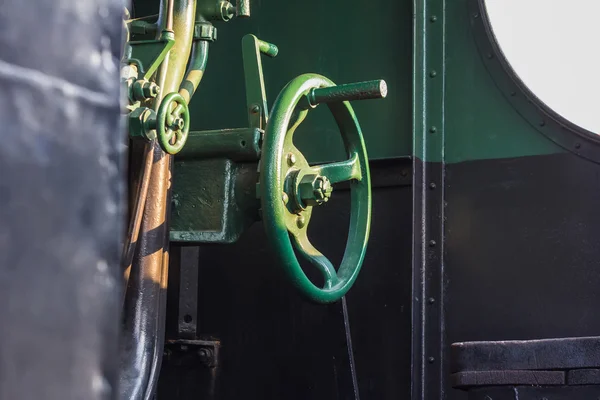 Detalhe da válvula dianteira de latão de uma antiga caldeira de trem a vapor . — Fotografia de Stock