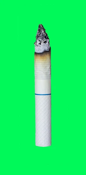 Närbild på brinnande cigarett isolerade på grön skärm chroma ke — Stockfoto