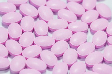 Beyaz arka plan üzerinde izole pembe tabletleri