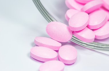 Beyaz arka plan üzerinde izole pembe tabletleri