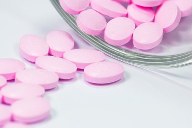 Beyaz arka plan üzerinde izole pembe tabletleri