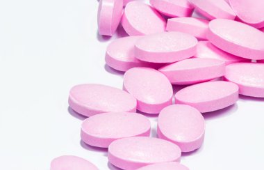 Beyaz arka plan üzerinde izole pembe tabletleri