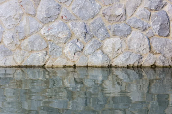 Текстура воды и камней — стоковое фото