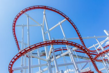 korkutarak bir roller coaster döngüler.