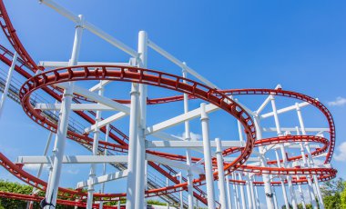 korkutarak bir roller coaster döngüler.