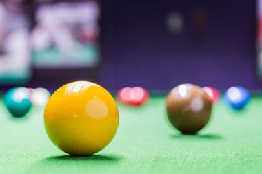 Bilardo masasında bilardo topu