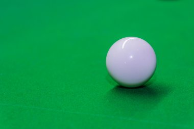 Bilardo masasında bilardo topu