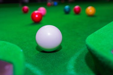 Bilardo masasında bilardo topu