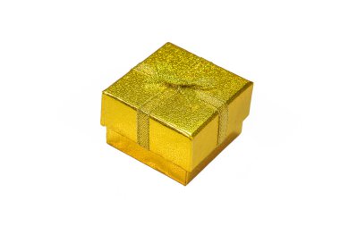 Beyaz arka planda altın kurdeleli altın hediye kutusu