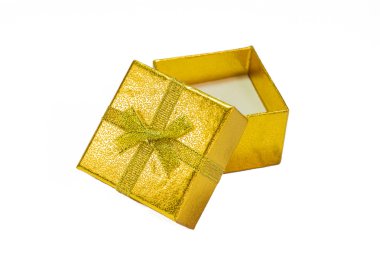 Beyaz arka planda altın kurdeleli altın hediye kutusu