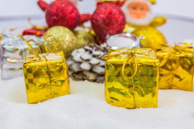 Noel arka plan ile kar altın hediye kutusunda