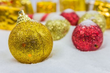 Noel arka plan ile kar altın hediye kutusunda