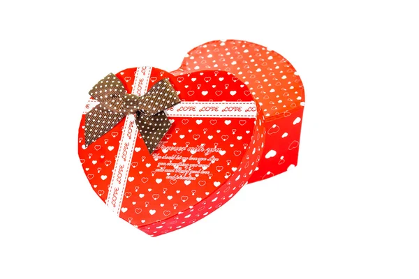 Confezione regalo San Valentino a forma di cuore, isolata su bianco — Foto Stock
