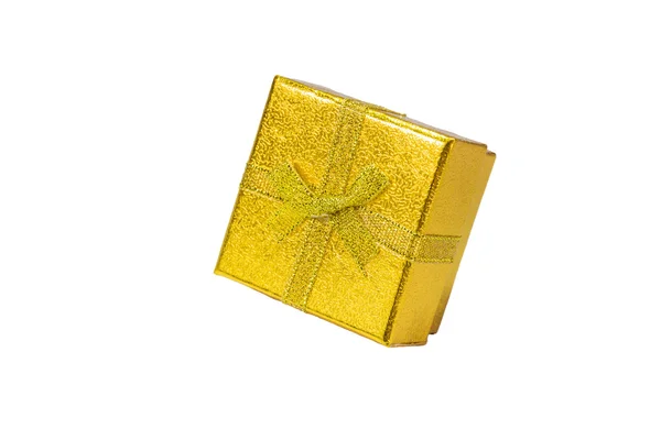 Scatola regalo dorata con nastro dorato su sfondo bianco — Foto Stock