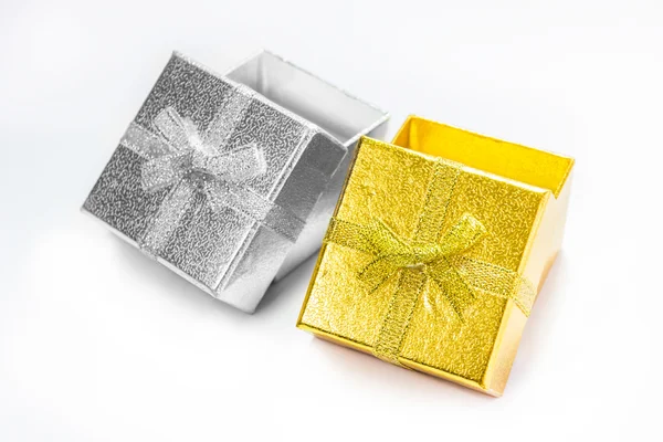 在白色背景上的金丝带金色和银色的礼品盒 — 图库照片