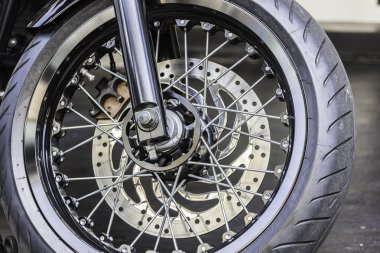 Motosiklet tekerlek abs frenler ile siyah beyaz.