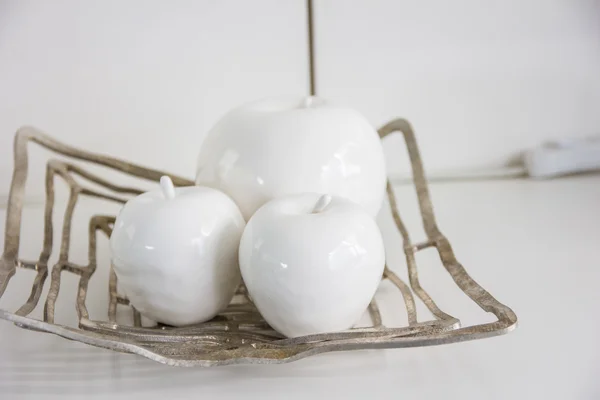 Manzana de plástico blanco aislada sobre fondo blanco — Foto de Stock