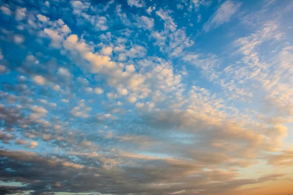 Fondo del cielo al amanecer. Composición natural. — Foto de Stock