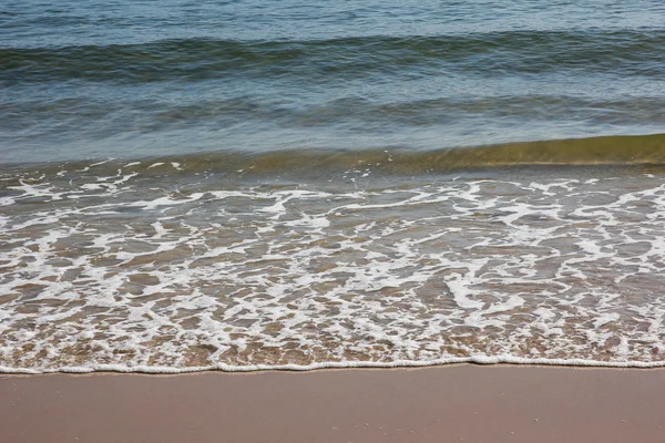 Onda do mar na praia de areia — Fotografia de Stock