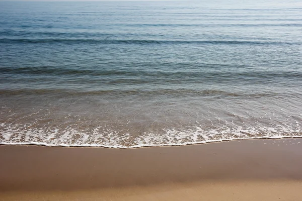 Onda do mar na praia de areia — Fotografia de Stock