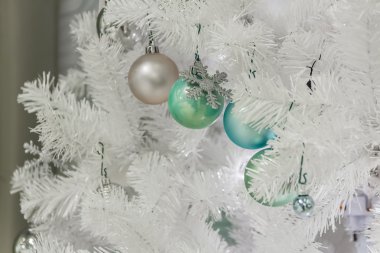 Altın ve kırmızı oyuncaklar ve Illuminati ile dekore edilmiş Noel ağacı