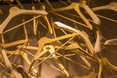 bir çubuk üzerinde birçok ahşap askı