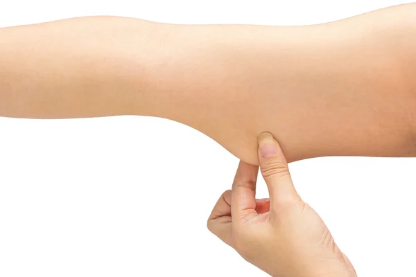 Donna testare il muscolo flaccido sotto il braccio tirandolo giù wi — Foto Stock