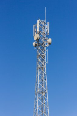 Mavi gökyüzü antenli telekomünikasyon kulesi