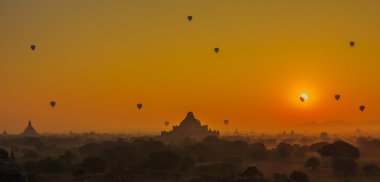 denizden yükseklik ile antik pagodadan Bagan içinde grup balonlar 