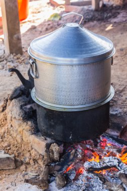 Pirinç pişirme kömür mangal potu ile