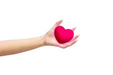Beyaz arka plan üzerinde izole adam elinde pembe kalp.