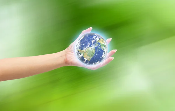 Menselijke hand met Earth planet. Elementen van deze afbeelding zijn furn — Stockfoto